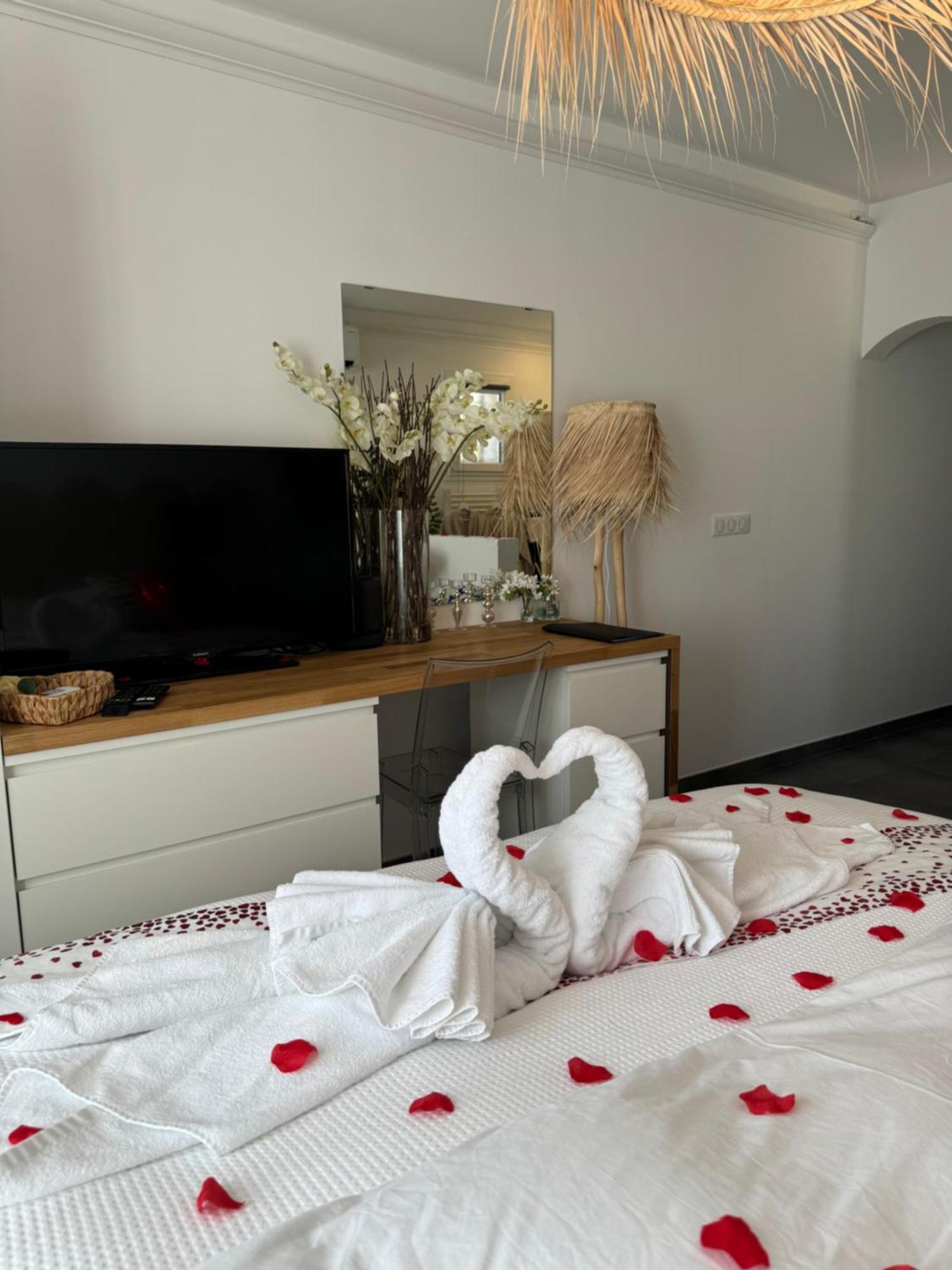 Casa Amor & Spa, Appartement Suite Jacuzzi & Piscine Chauffee Montfort-sur-Argens Exterior photo